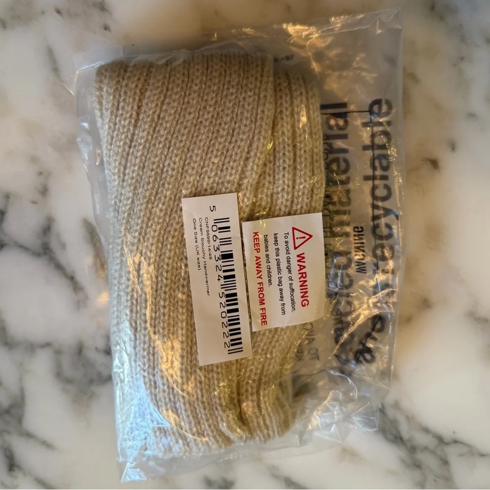 NWT PRETTYLITTLETHING Cream Ribbed Slouchy Handwarmers